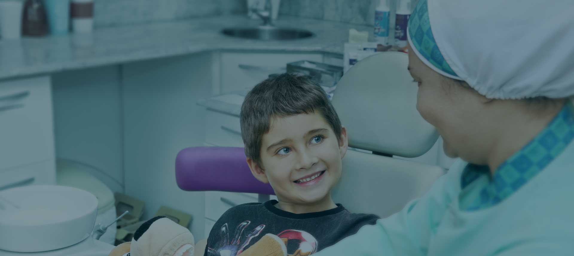 Criança sorrindo em um consultório de dentista